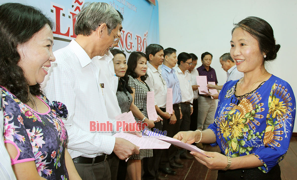 Các ông, bà: Nguyễn Đồng Thông, Giám đốc Sở Y tế; Phan Thị Phấn, Phó giám đốc Sở Nội vụ trao quyết định bổ nhiệm giám đốc 11 Trung tâm Y tế huyện, thị xã