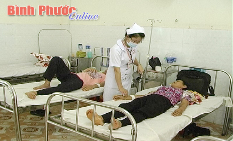 Bệnh nhân bị sốt xuất huyết điều trị tại Bệnh viện đa khoa huyện Chơn Thành