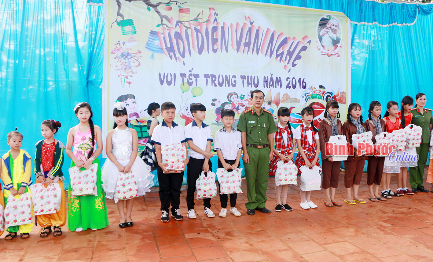 Đoàn cơ sở PK20 tặng quà cho trẻ em nghèo xã Minh Lập (Chơn Thành)