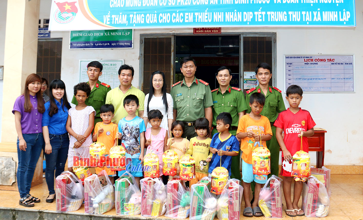 Đoàn cơ sở PK20 tặng quà cho trẻ em nghèo xã Minh Lập (Chơn Thành)