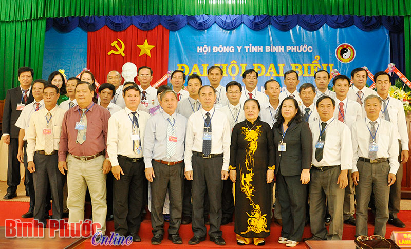 L&atilde;nh đạo tỉnh v&agrave; ng&agrave;nh y tế ch&uacute;c mừng Ban Chấp h&agrave;nh Hội Đ&ocirc;ng y tỉnh nhiệm kỳ 2015-2020