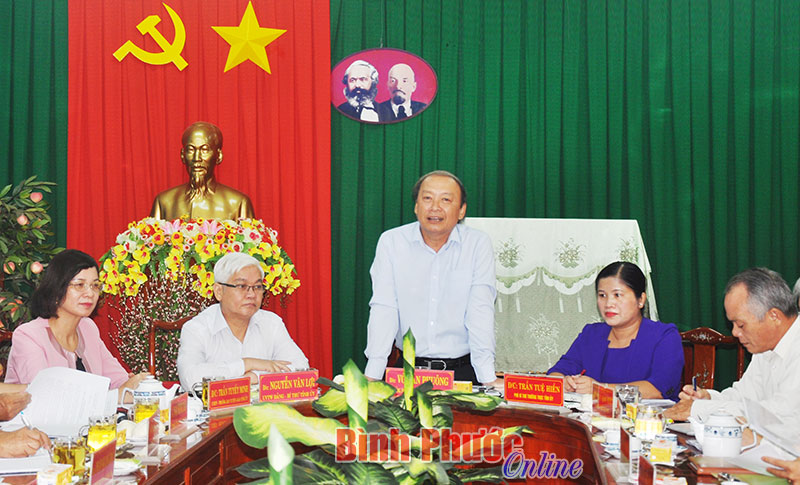 Đồng ch&iacute; V&otilde; Văn Phu&ocirc;ng, Ủy vi&ecirc;n Trung ương Đảng, Ph&oacute; trưởng ban Tuy&ecirc;n gi&aacute;o Trung ương ph&aacute;t biểu tại buổi l&agrave;m việc với Ban Thường vụ Thị ủy Đồng Xo&agrave;i