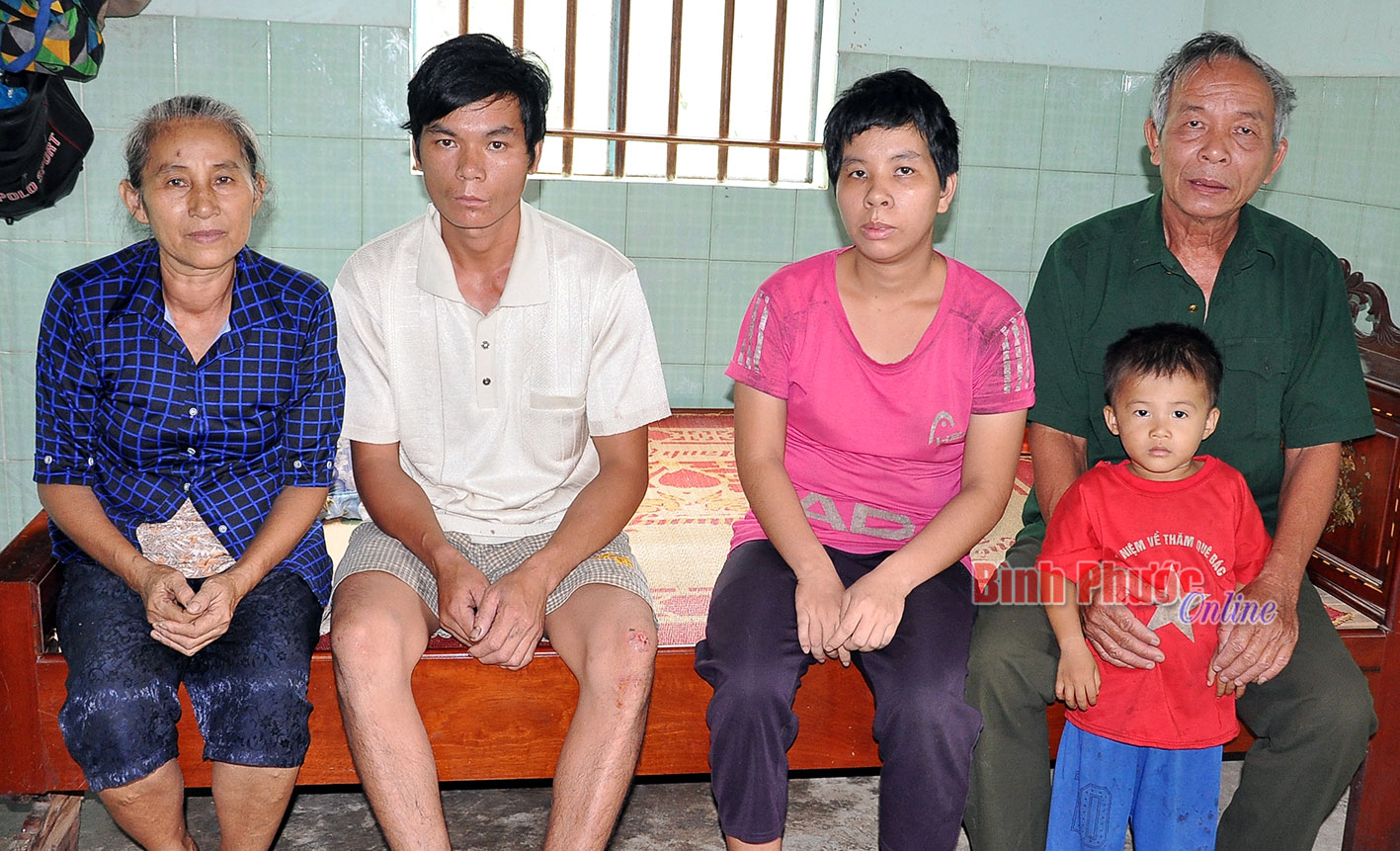 Gia đình ông Trương Đức Hường ở ấp Chà Lon, xã Minh Đức có 4 người đang phải chịu nỗi đau của chất độc da cam/dioxin