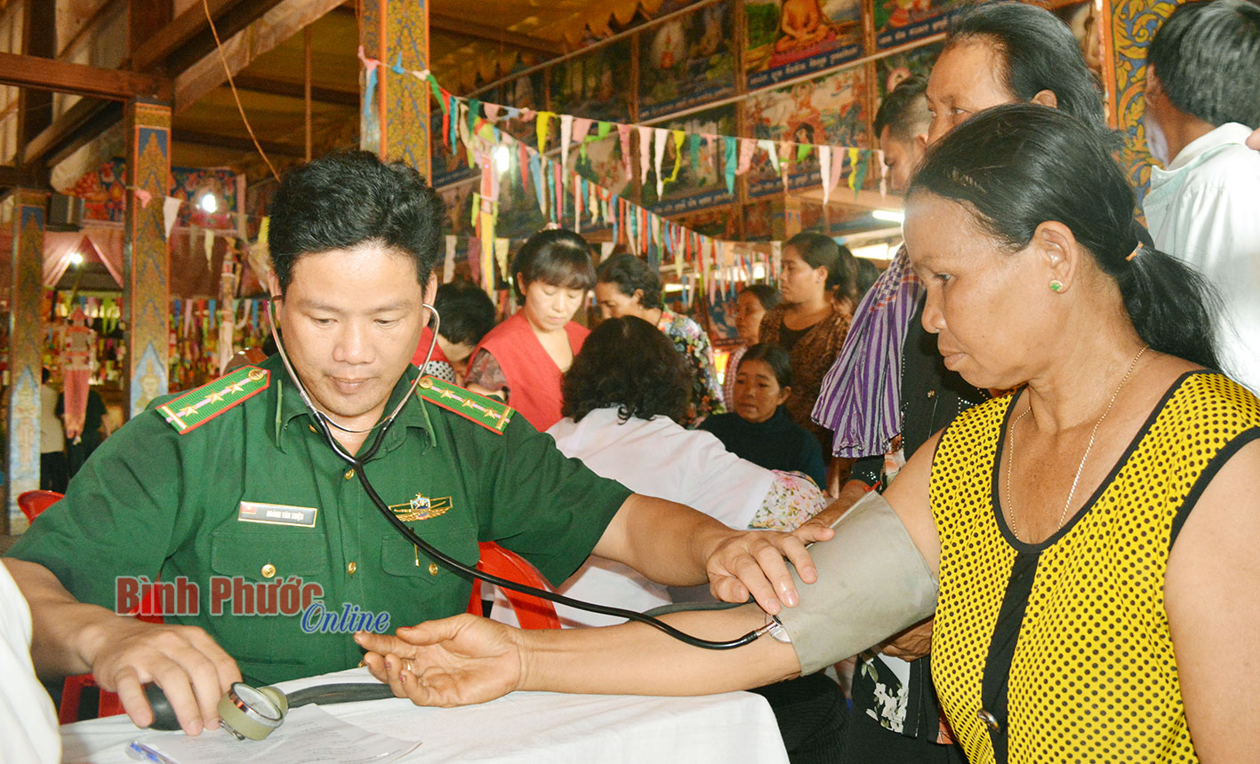 Quân y Bộ đội biên phòng Bình Phước tặng quà, khám bệnh và cấp thuốc miễn phí cho nhân dân xã SRay KhTum, huyện Keosima, tỉnh Mundulkiri, Vương quốc Campuchia