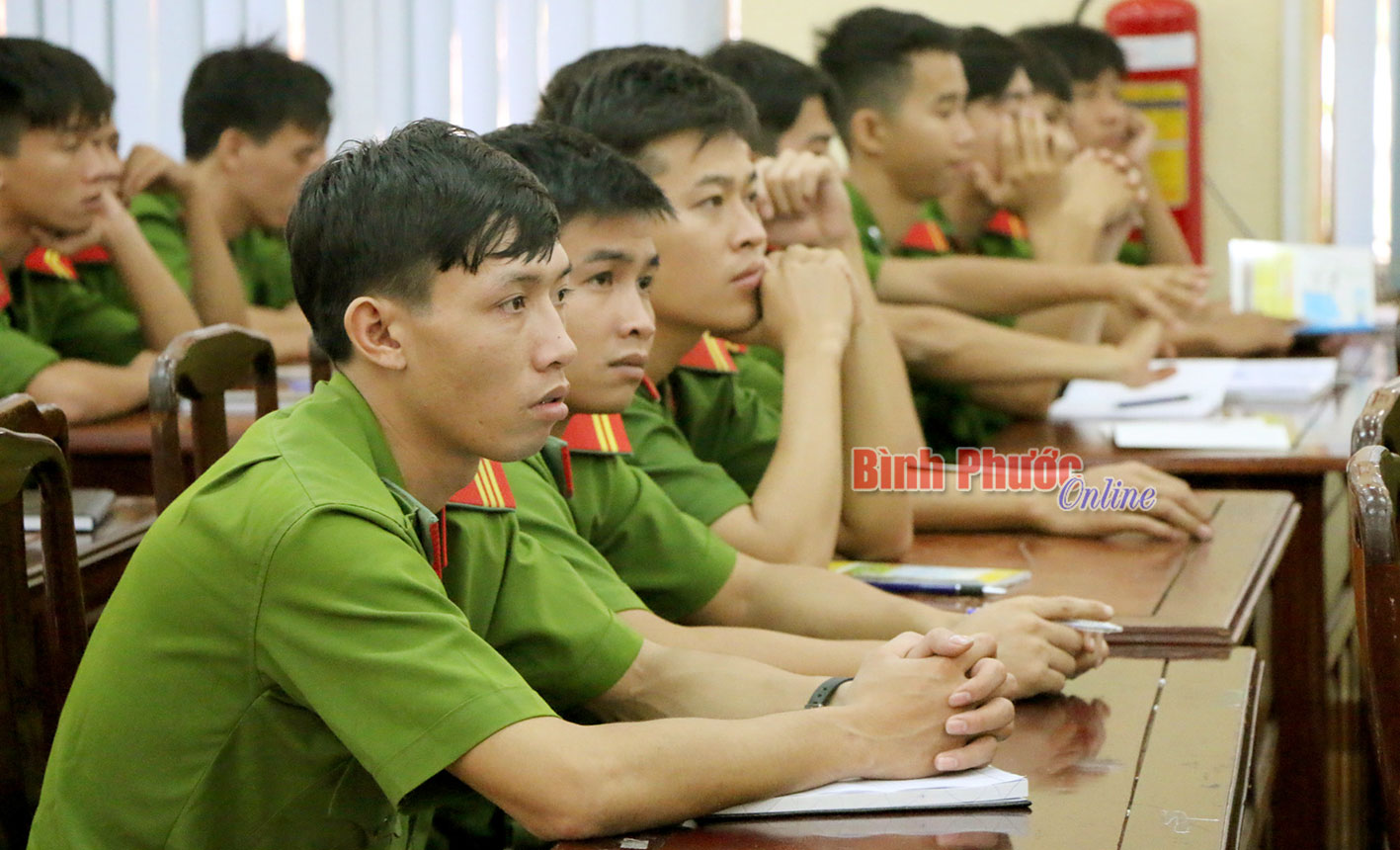 C&aacute;c học vi&ecirc;n lớp bồi dưỡng nhận thức về Đảng năm 2016