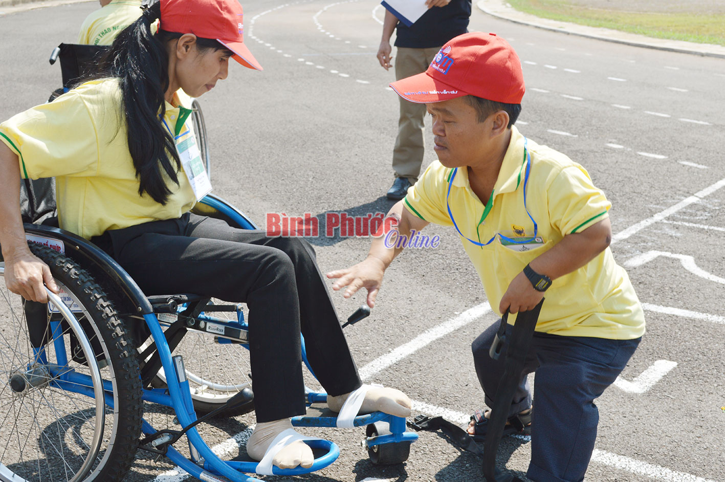 Anh Doanh giúp đỡ VĐV khuyết tật đua xe lăn ngồi đúng vị trí