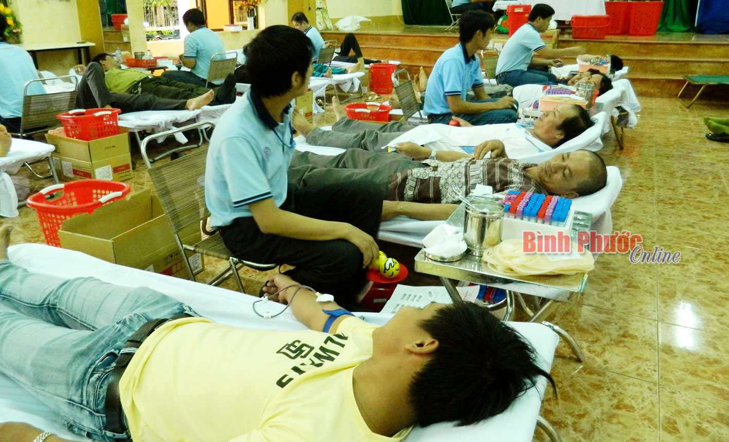 Tình nguyện viên huyện Lộc Ninh tham gia hiến máu