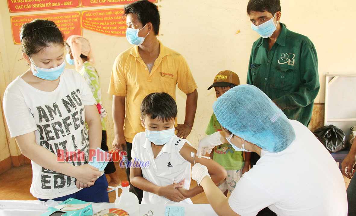 Người dân từ 6-26 tuổi trong vùng dịch thuộc 2 xã Thuận Lợi và Thuận Phú đã được tiêm vắc-xin và uống thuốc phòng bệnh đầy đủ.