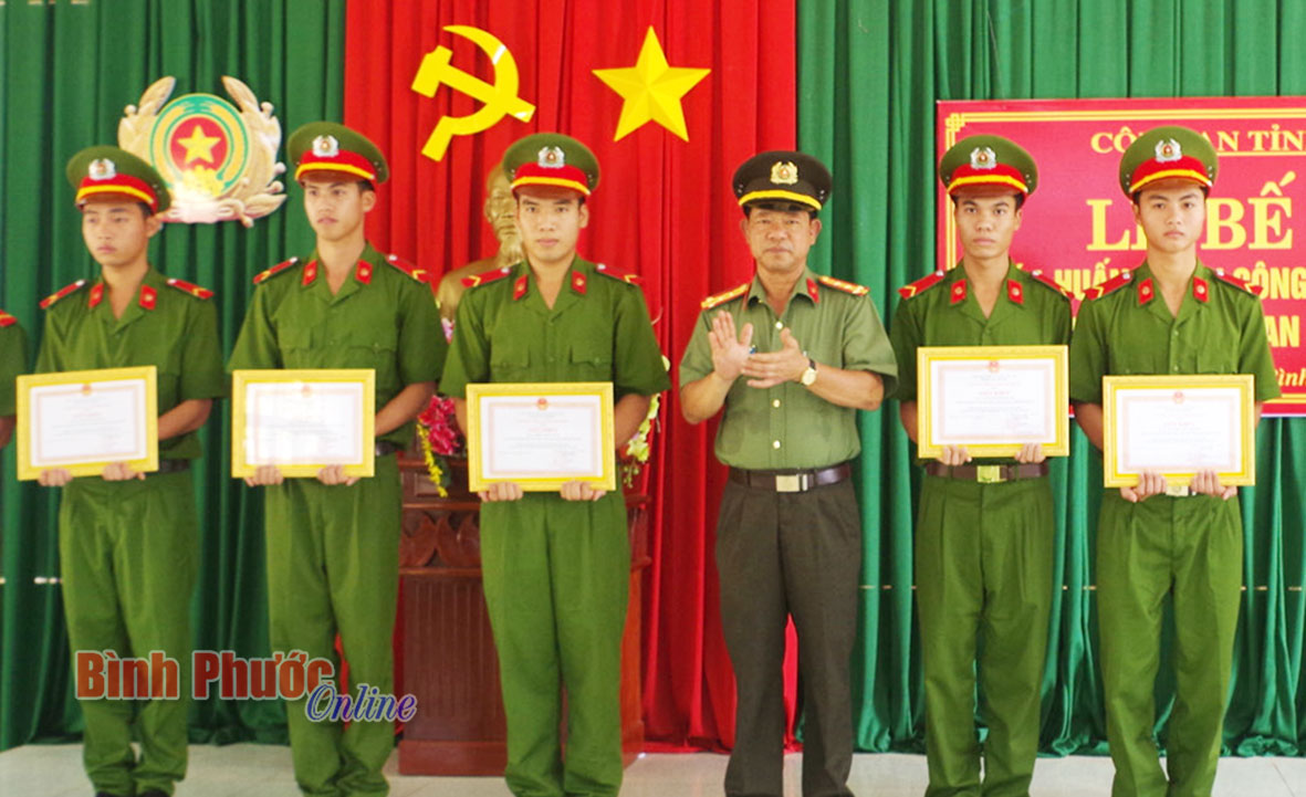 Đại tá Huỳnh Văn Sách, Phó giám đốc Công an tỉnh trao giấy khen cho các chiến sĩ có thành tích tốt trong khóa huấn luyện