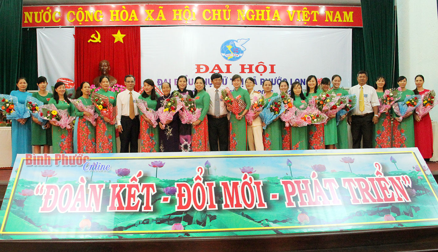 Lãnh đạo thị xã Phước Long và Hội Phụ nữ tỉnh tặng hoa chúc mừng Ban Chấp hành mới ra mắt đại hội