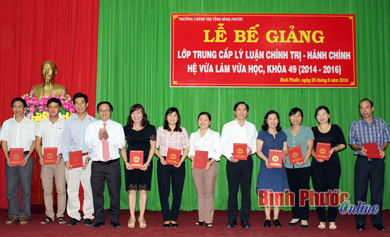 Hi&ecirc;̣u trưởng Trường chính trị tỉnh Nguyễn Văn Hậu trao gi&acirc;́y khen cho những học vi&ecirc;n c&oacute; th&agrave;nh t&iacute;ch học tập, r&egrave;n luyện xuất sắc của lớp