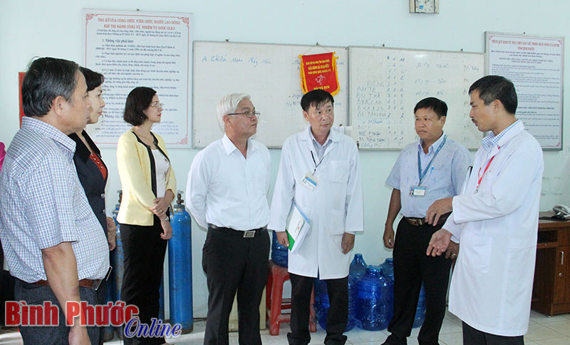 Đồng ch&iacute; B&iacute; thư Tỉnh ủy Nguyễn Văn Lợi c&ugrave;ng đo&agrave;n c&ocirc;ng t&aacute;c thăm v&agrave; t&igrave;m hiểu thực tế tại Khoa Vật tư trang thiết bị y tế Bệnh viện đa khoa tỉnh