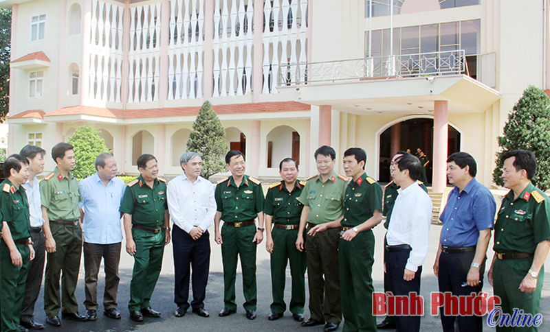 Đại tá Phạm Ngọc Tuấn (thứ 4 từ phải qua) trao đổi với đoàn kiểm tra