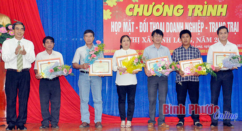 Những doanh nghiệp ti&ecirc;u biểu năm 2015 được nhận giấy khen của UBND thị x&atilde; B&igrave;nh Long