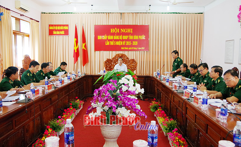 Đại tá Nguyễn Văn Phương, Bí thư Đảng ủy, Chính ủy Bộ đội biên phòng tỉnh báo cáo công tác thực hiện nhiệm vụ quý 2/2016 của đơn vị