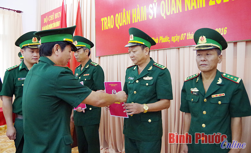 Đại t&aacute; Nguyễn Văn Phương trao quyết định n&acirc;ng lương, qu&acirc;n h&agrave;m sĩ quan cao cấp cho c&aacute;c sĩ quan