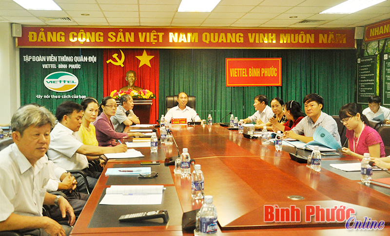 Ph&oacute; chủ tịch UBND tỉnh Nguyễn Tiến Dũng c&ugrave;ng c&aacute;c th&agrave;nh vi&ecirc;n dự hội nghị tại điểm cầu B&igrave;nh Phước