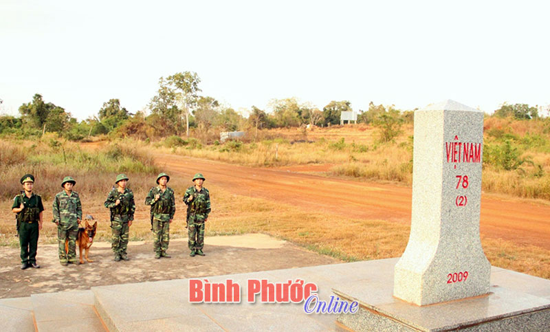 Các chiến sĩ Đồn biên phòng Tà Vát (Lộc Ninh) thường xuyên tuần tra bảo vệ cột mốc, tuyến biên giới - Ảnh: N.Sơn
