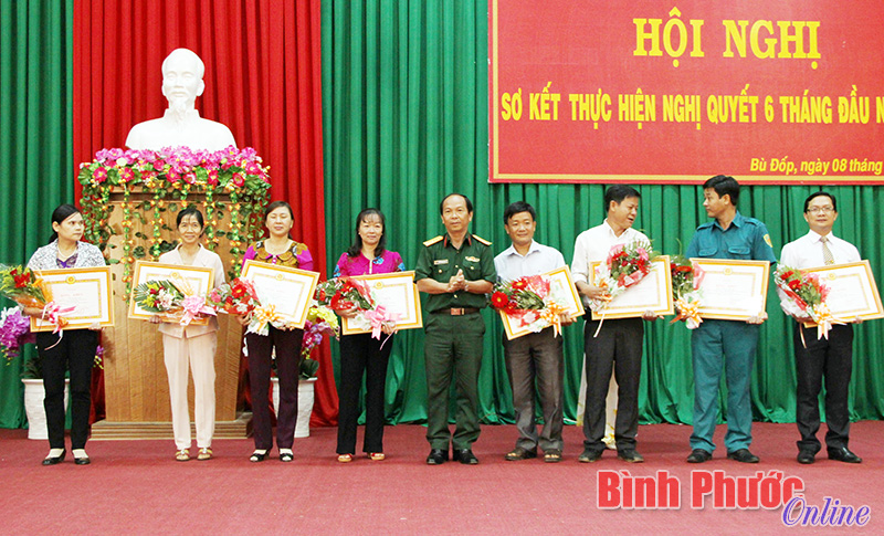 Đại tá Nguyễn Quốc Bình, Ủy viên Ban Thường vụ Tỉnh ủy, Chỉ huy trưởng Bộ Chỉ huy Quân sự tỉnh trao bằng khen của Tỉnh ủy cho các đảng viên tiêu biểu hoàn thành xuất sắc nhiệm vụ 5 năm liền