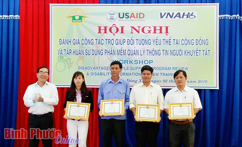 Giám đốc Trung tâm Công tác xã hội tỉnh Trần Văn Hòa trao giấy khen cho cá nhân tiêu biểu trong việc can thiệp, trợ giúp người yếu thế tại cộng đồng. 
