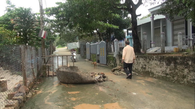 Dân chặn xe cá chạy vào cơ sở gây ô nhiễm của người Trung Quốc