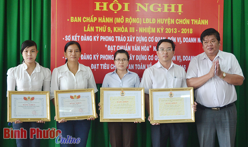 Ph&oacute; b&iacute; thư Huyện ủy Trần Thanh Sơn trao bằng khen của LĐLĐ tỉnh cho c&aacute;c c&aacute; nh&acirc;n đạt xuất sắc năm 2015 