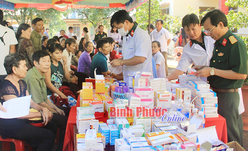 Người dân Tân Phước vui mừng vì được y, bác sĩ Bệnh viện Quân dân y Binh đoàn 16 khám chữa bệnh miễn phí