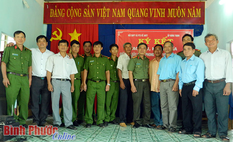 Đội xây dựng phong trào Công an huyện Lộc Ninh kết nghĩa với ấp Hưng Thịnh