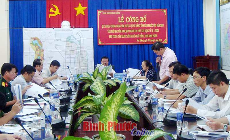 Đại diện UBND huyện Phú Riềng thông qua các quyết định phê duyệt đồ án quy hoạch chung và chi tiết trung tâm hành chính huyện Phú Riềng
