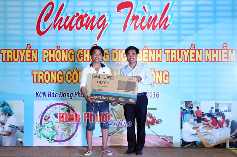 Ban tổ chức trao tivi 24 inch cho khán giả may mắn trong phần bốc thăm trúng thưởng