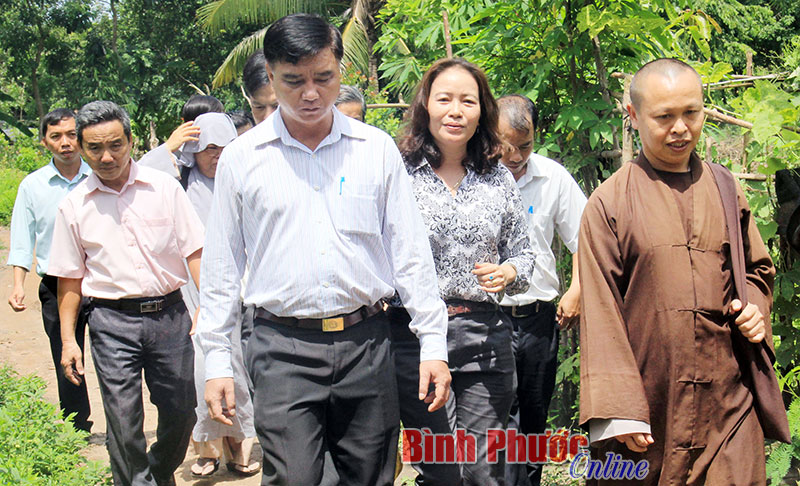 L&atilde;nh đạo huyện Hớn Quản v&agrave; chức sắc t&ocirc;n gi&aacute;o c&ugrave;ng l&atilde;nh đạo, c&aacute;n bộ hội, đo&agrave;n thể x&atilde; T&acirc;n Quan về thăm người d&acirc;n ấp S&oacute;c Ruộng 1 nắm t&igrave;nh h&igrave;nh thực tế