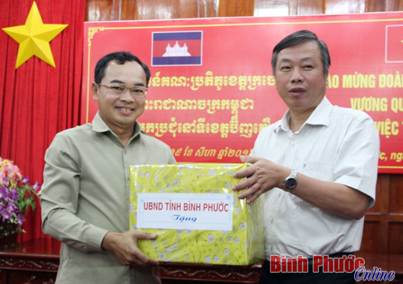 Ph&oacute; chủ tịch UBND tỉnh Huỳnh Anh Minh tặng qu&agrave; lưu niệm cho đo&agrave;n đại biểu tỉnh Kratie nh&acirc;n chuyến tham quan, học tập kinh nghiệm tại B&igrave;nh Phước