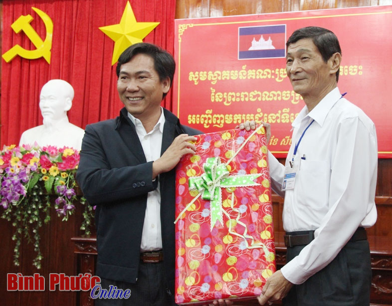 Đại diện Sở Quản l&yacute; đất đai v&agrave; quy hoạch kiến tr&uacute;c tỉnh Kratie tặng qu&agrave; lưu niệm cho Sở T&agrave;i nguy&ecirc;n v&agrave; M&ocirc;i trường B&igrave;nh Phước