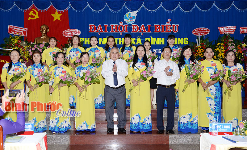 Đồng ch&iacute; L&ecirc; Việt H&ugrave;ng, Ph&oacute; b&iacute; thư thường trực Thị ủy v&agrave; đồng ch&iacute; Nguyễn Thanh Quang, nguy&ecirc;n B&iacute; thư Thị ủy tặng hoa ch&uacute;c mừng Ban Chấp h&agrave;nh Thị hội kh&oacute;a XI - Ảnh: Văn Dũng