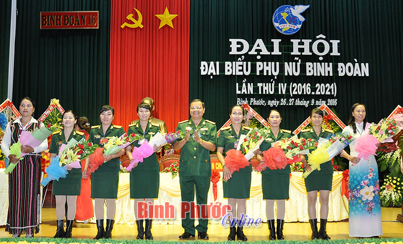 Đại tá Nguyễn Đình Tường, Chủ nhiệm chính trị Binh đoàn 16 tặng hoa chúc mừng đoàn đại biểu đi dự đại hội toàn quân