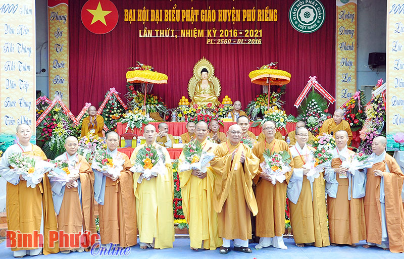 H&ograve;a thượng Th&iacute;ch Nhuận Thanh ch&uacute;c mừng 11 th&agrave;nh vi&ecirc;n Ban trị sự gi&aacute;o hội Phật gi&aacute;o huyện Ph&uacute; Riềng