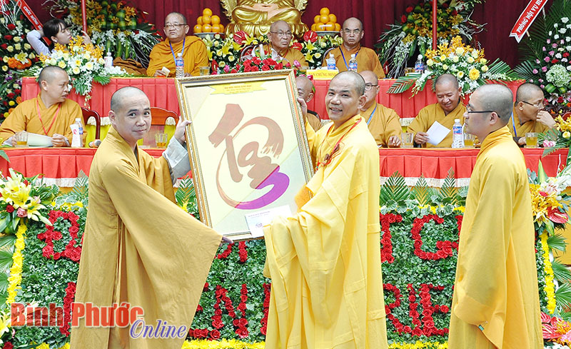 Đại diện Ban trị sự gi&aacute;o hội Phật gi&aacute;o tỉnh tặng qu&agrave; ch&uacute;c mừng đại hội