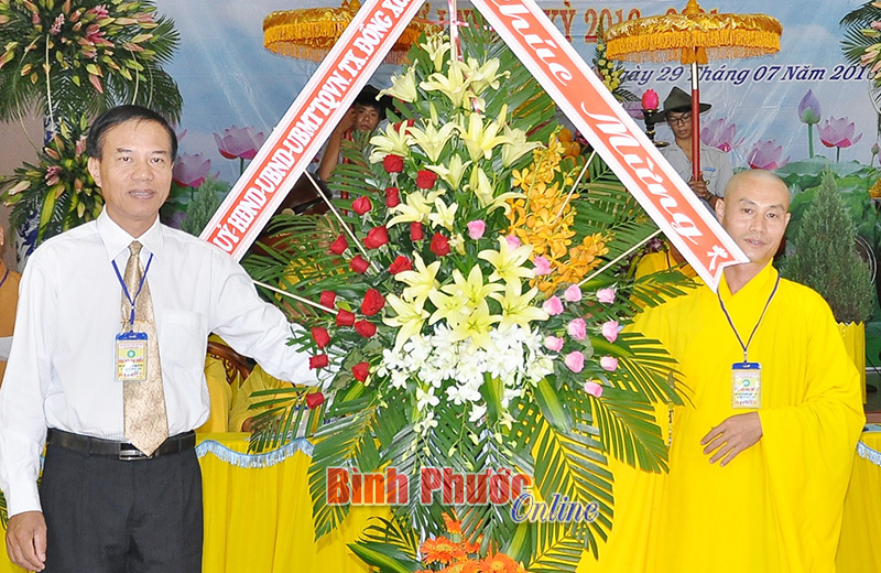 Ông Giang Xuân Sơn, Phó chủ tịch UBND thị xã Đồng Xoài thay mặt Thị ủy, HĐND, UBND thị xã tặng lẵng hoa chúc mừng đại hội