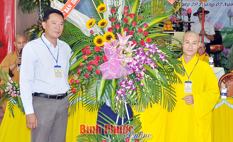 Ông Lý Thành Nhân tặng lẵng hoa của Ban Dân vận Tỉnh ủy chúc mừng đại hội