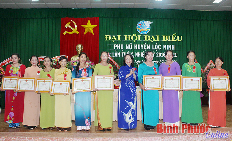 Bí thư Huyện ủy Lộc Ninh Trần Thị Ánh Tuyết tặng giấy khen của UBND huyện cho các tập thể tiêu biểu
