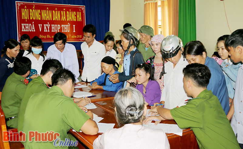 Công an tỉnh cấp phát chứng minh nhân dân lưu động cho người dân tại xã Đăng Hà (Bù Đăng)
