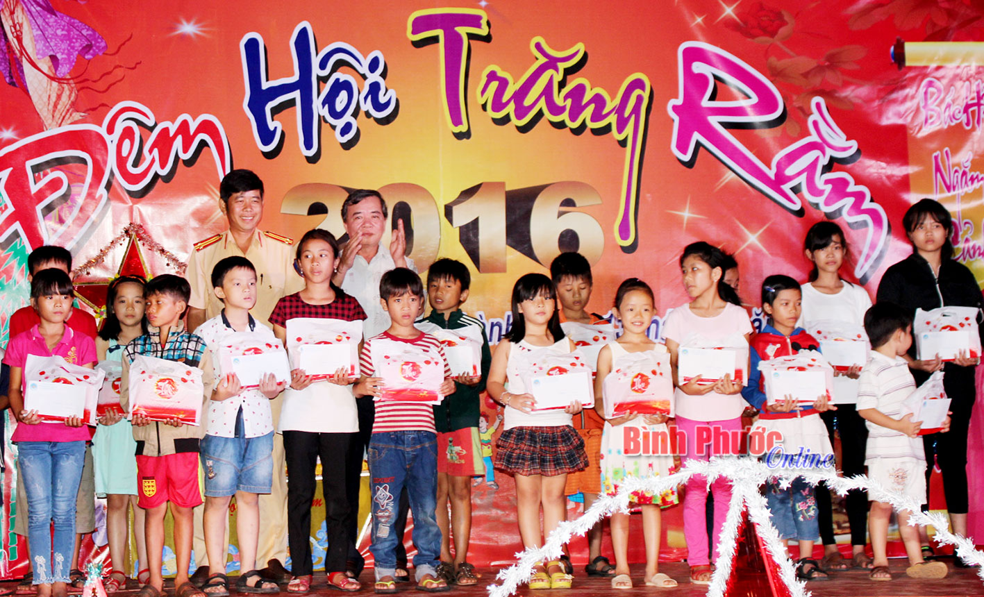 Đại diện lãnh đạo huyện Chơn Thành tặng quà cho các em học sinh có hoàn cảnh khó khăn, vượt khó vươn lên trong cuộc sống