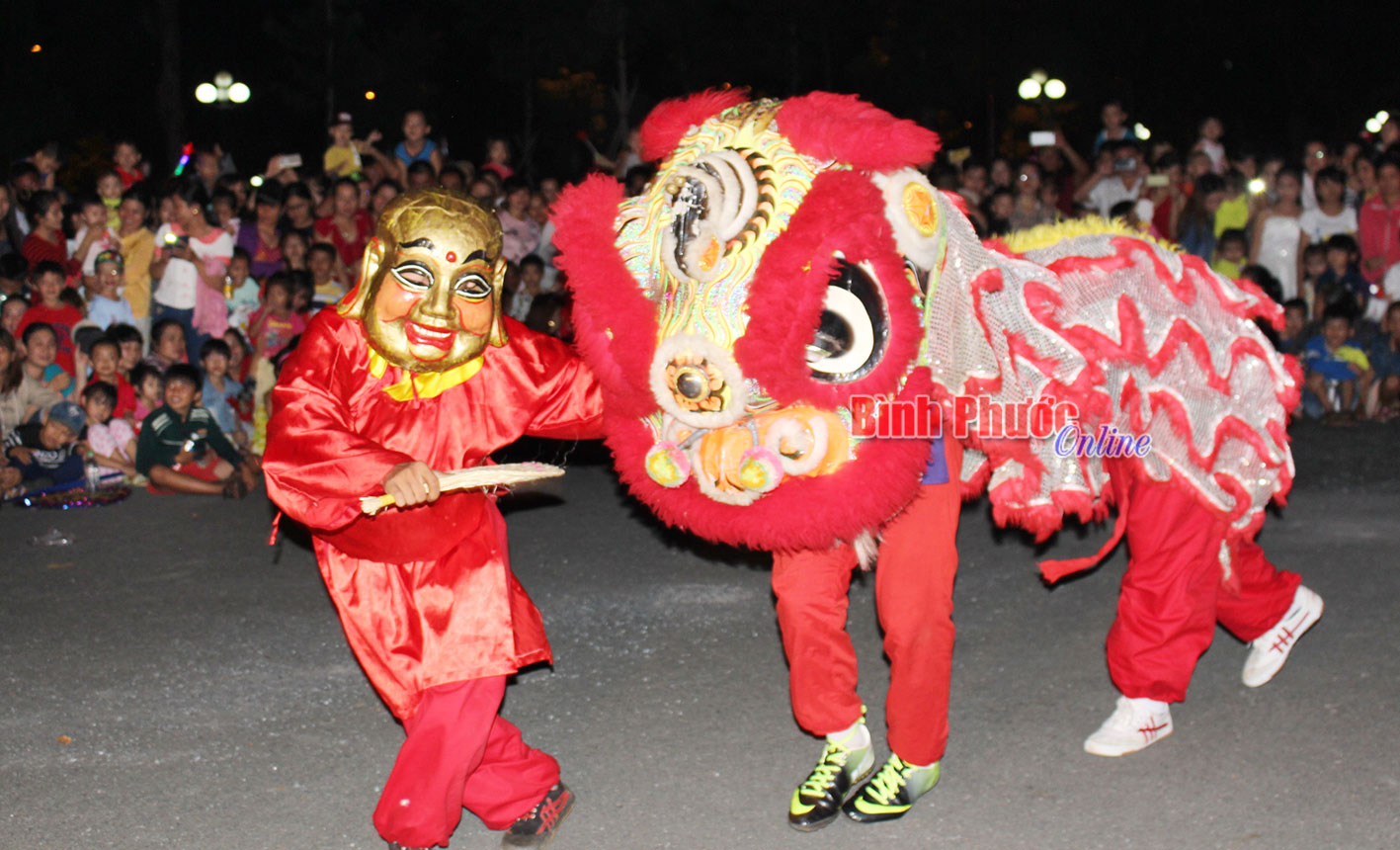 Chơn Thành: Sôi động “Đêm hội trăng rằm”