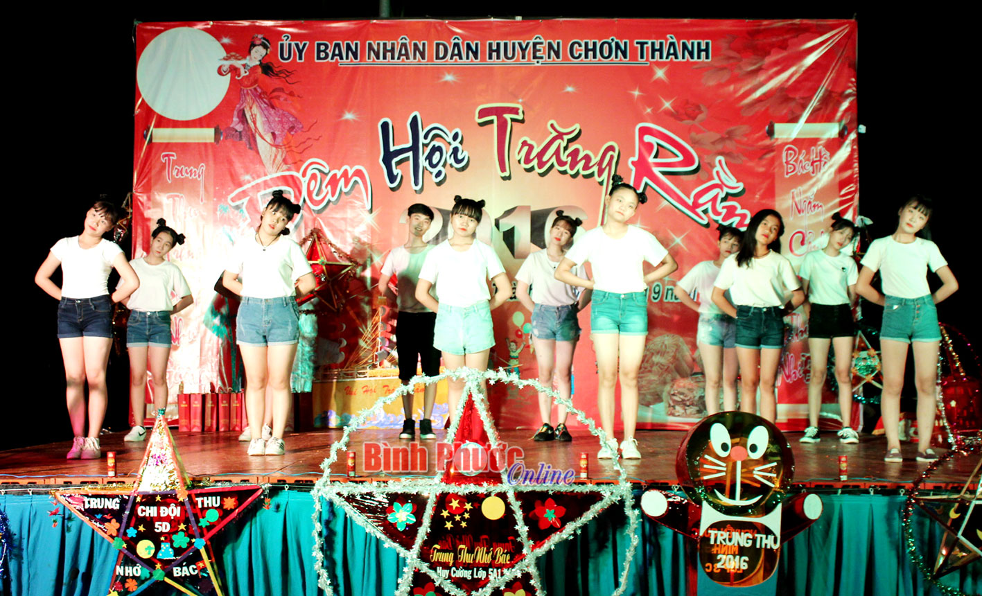 Không khí đêm hội trở nên sôi động với tiết mục nhảy hiện đại của các em thiếu nhi đang sinh hoạt tại Nhà thiếu nhi huyện Chơn Thành