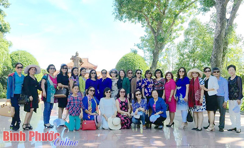 Đo&agrave;n nữ doanh nh&acirc;n B&igrave;nh Phước chụp h&igrave;nh lưu niệm c&ugrave;ng Hội Nữ doanh nh&acirc;n B&igrave;nh Định 