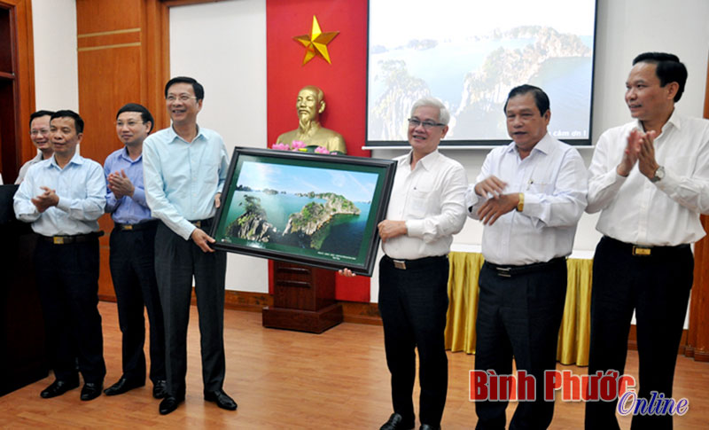 Lãnh đạo tỉnh Quảng Ninh tặng quà lưu ni&ecirc;̣m cho lãnh đạo tỉnh Bình Phước