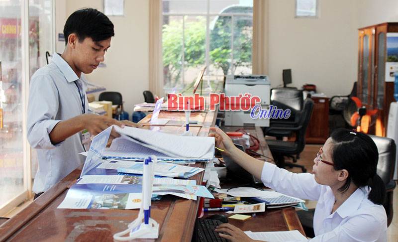 Anh Lê Văn Chúc Em, cán bộ Văn phòng Đăng ký đất đai Sở Tài nguyên - Môi trường làm thủ tục nộp thuế tại Cục Thuế tỉnh