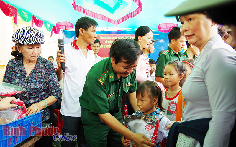 Đồn biên phòng Chiu Riu tặng quà đồng bào nghèo