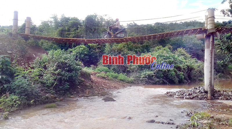 Cầu qua suối Đặk Wua do đồng bào Stiêng sóc Bù Đăng Sa Rây xây dựng đã hoàn thành