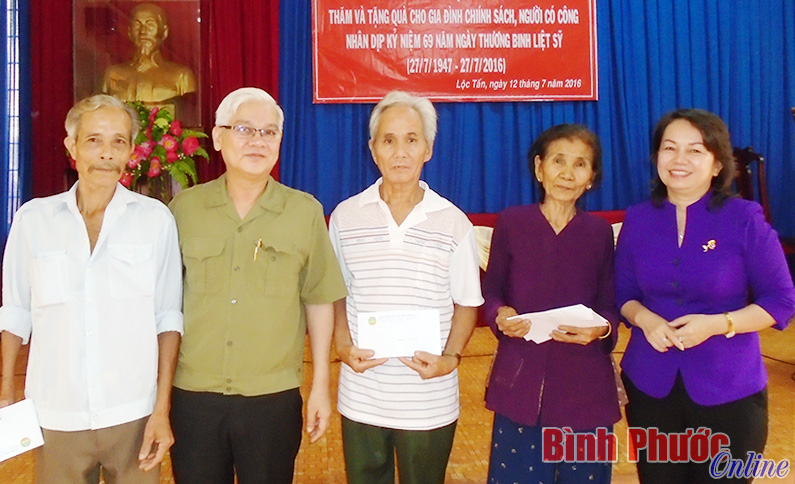 L&atilde;nh đạo tỉnh v&agrave; huyện Lộc Ninh tặng qu&agrave; c&aacute;c gia đ&igrave;nh ch&iacute;nh s&aacute;ch x&atilde; Lộc Tấn
